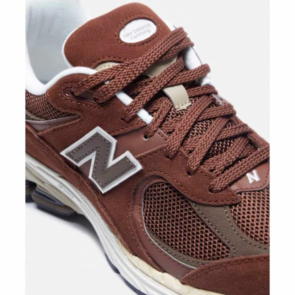 Discount New Balance Mens 2002R Trainers Brown