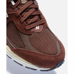 Discount New Balance Mens 2002R Trainers Brown