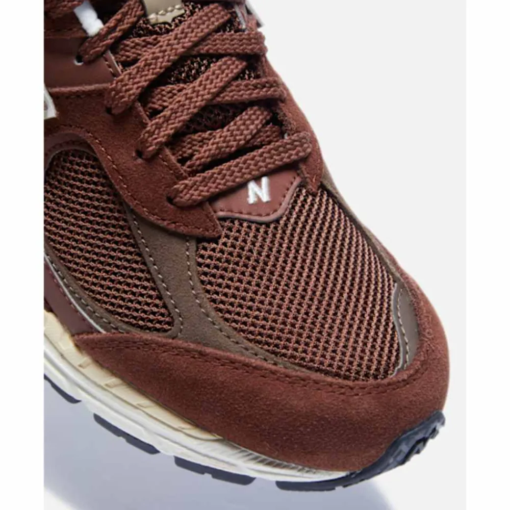Discount New Balance Mens 2002R Trainers Brown
