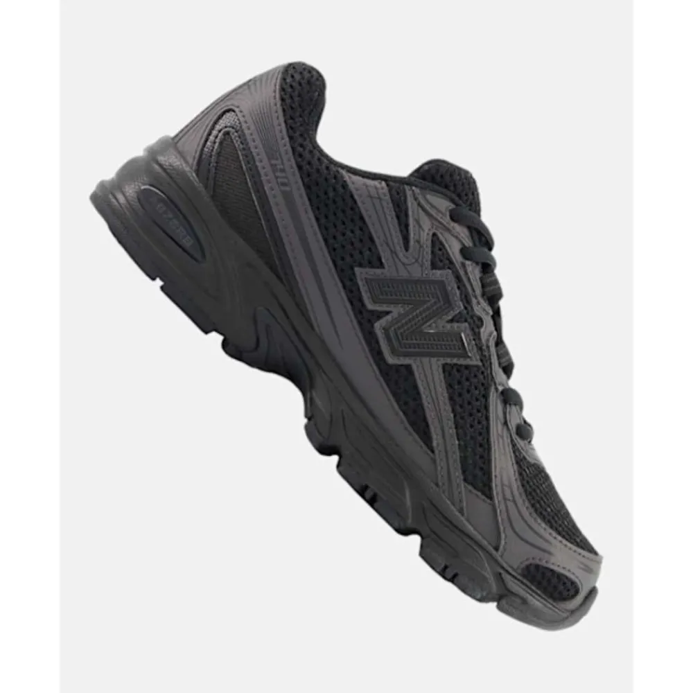 Discount New Balance Older Kids 740 Trainers Black